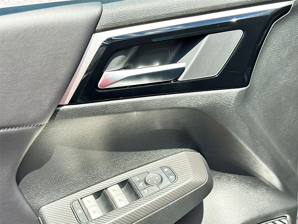 2025 Mitsubishi Outlander - Image 17 of 21