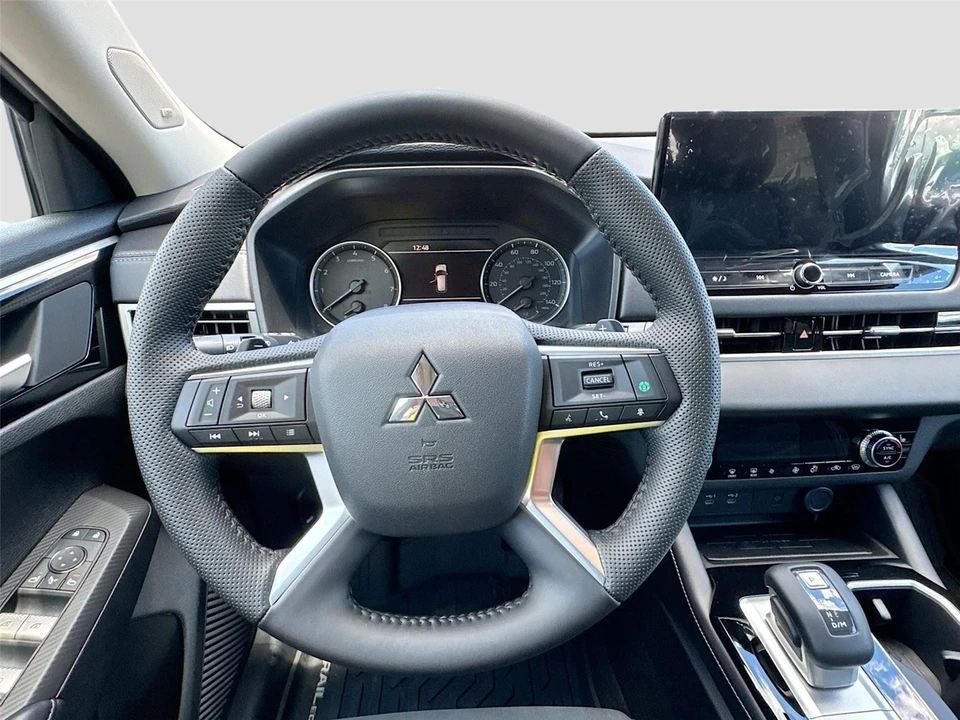 2025 Mitsubishi Outlander - Image 10 of 21