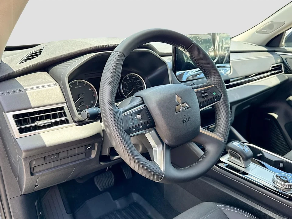 2025 Mitsubishi Outlander - Image 9 of 21