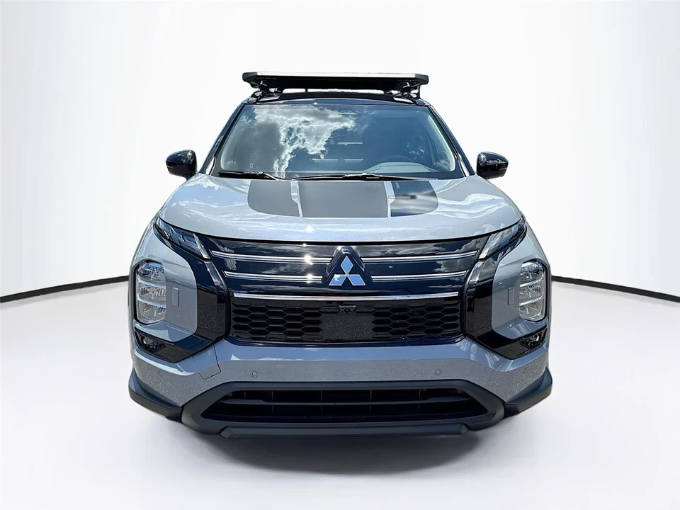 2025 Mitsubishi Outlander - Image 2 of 21
