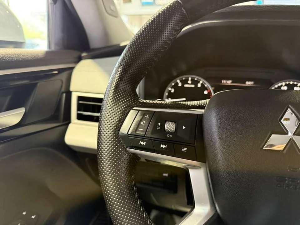 2025 Mitsubishi Outlander - Image 13 of 21