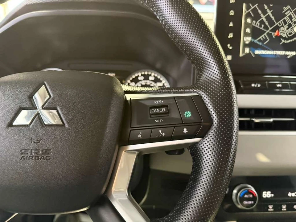 2025 Mitsubishi Outlander - Image 12 of 21