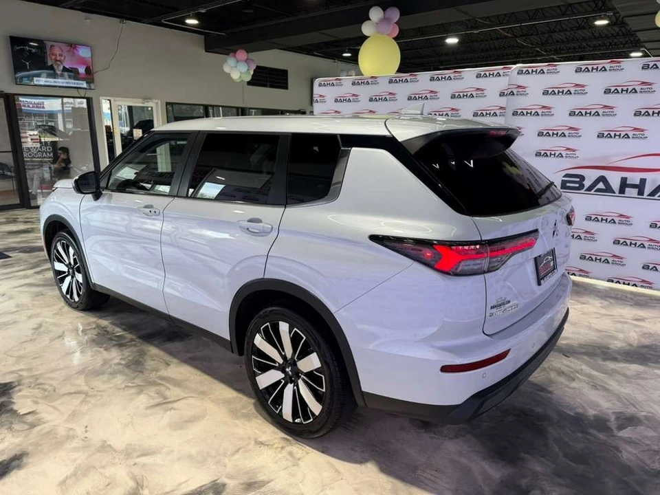 2025 Mitsubishi Outlander - Image 10 of 21