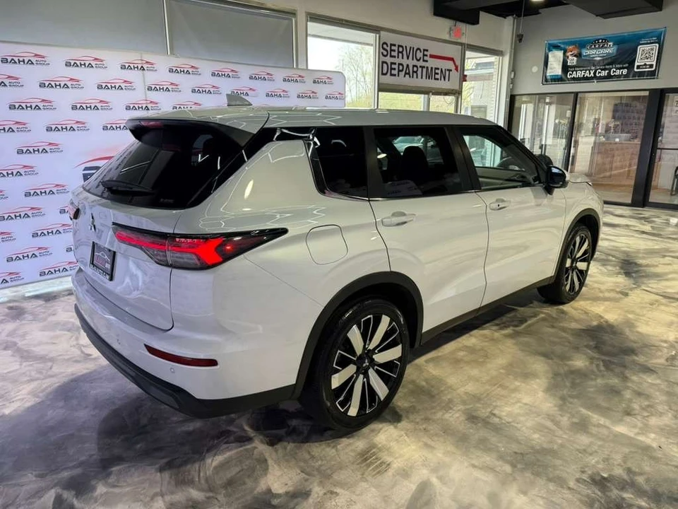 2025 Mitsubishi Outlander - Image 8 of 21