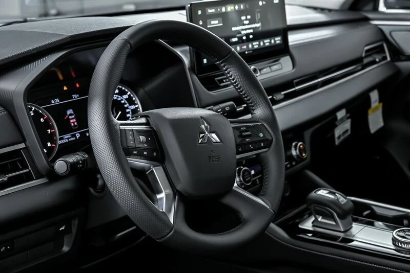 2025 Mitsubishi Outlander - Image 17 of 26