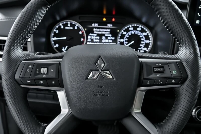 2025 Mitsubishi Outlander - Image 19 of 21