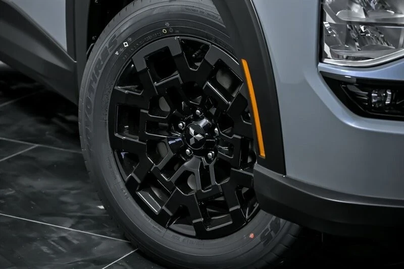 2025 Mitsubishi Outlander - Image 3 of 21