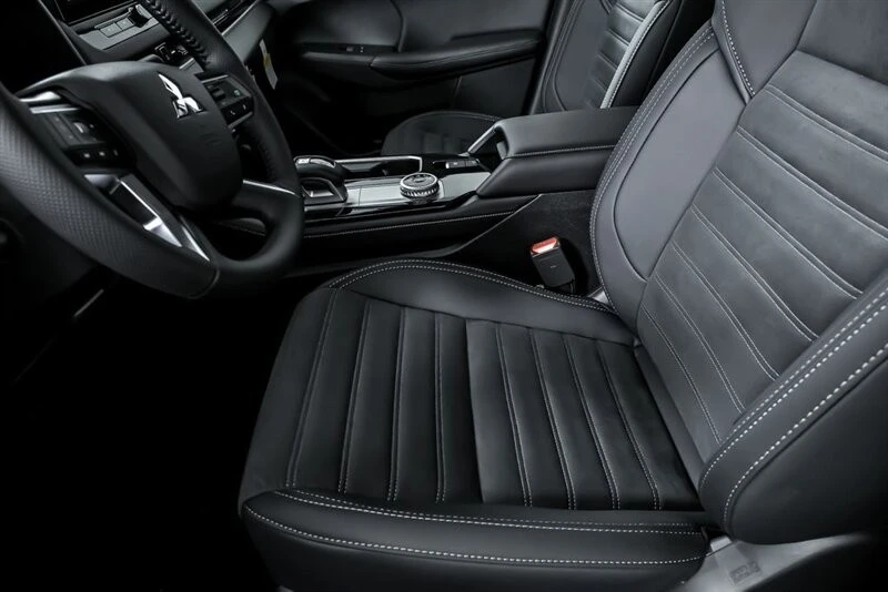2025 Mitsubishi Outlander - Image 13 of 26