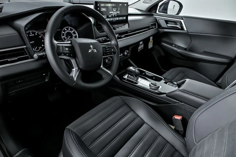 2025 Mitsubishi Outlander - Image 12 of 26