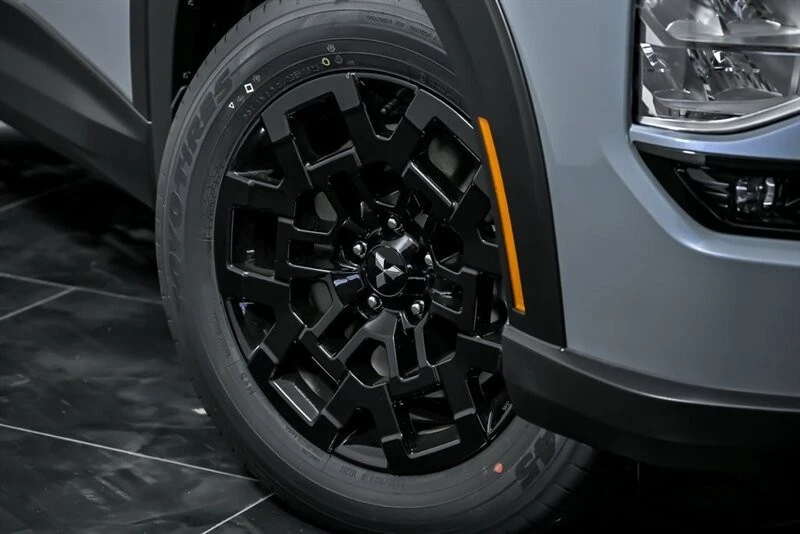 2025 Mitsubishi Outlander - Image 3 of 26