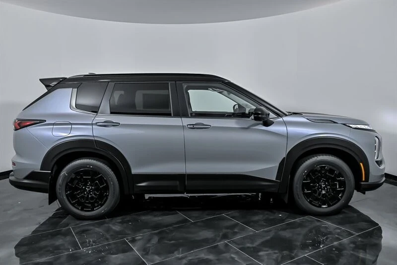 2025 Mitsubishi Outlander - Image 9 of 26
