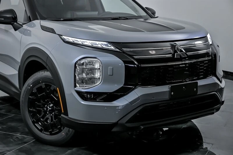 2025 Mitsubishi Outlander - Image 2 of 26