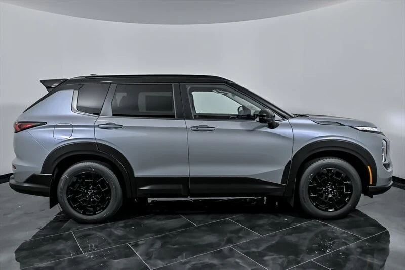 2025 Mitsubishi Outlander - Image 9 of 21
