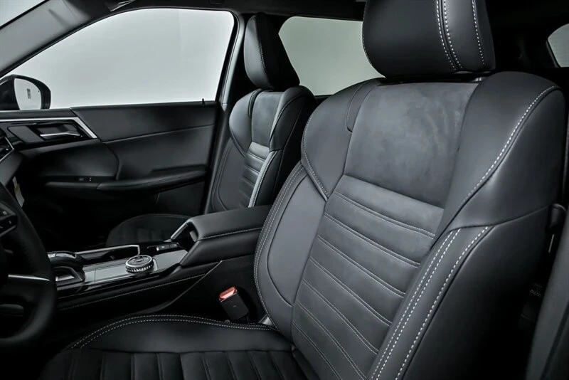 2025 Mitsubishi Outlander - Image 14 of 21
