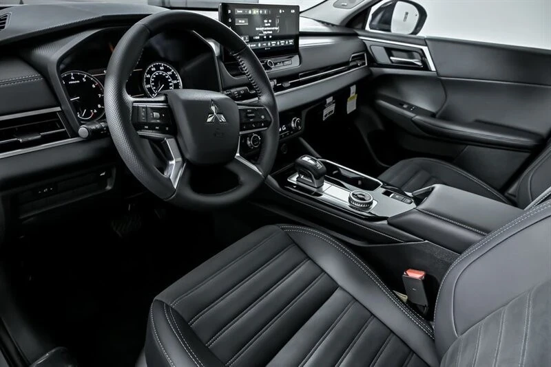 2025 Mitsubishi Outlander - Image 12 of 21