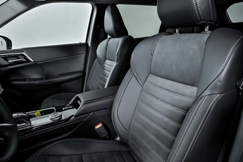 2025 Mitsubishi Outlander - Image 14 of 26