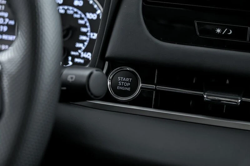 2025 Mitsubishi Outlander - Image 21 of 26