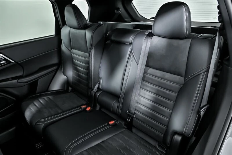 2025 Mitsubishi Outlander - Image 16 of 26