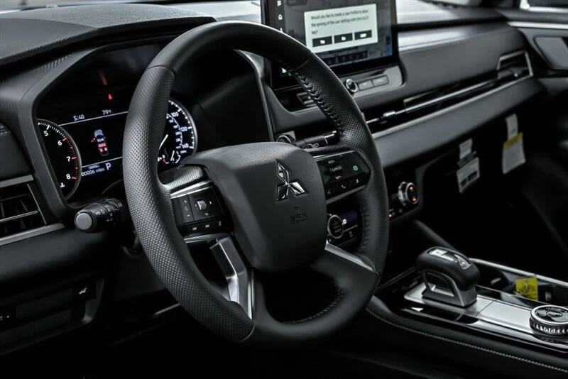 2025 Mitsubishi Outlander - Image 17 of 26