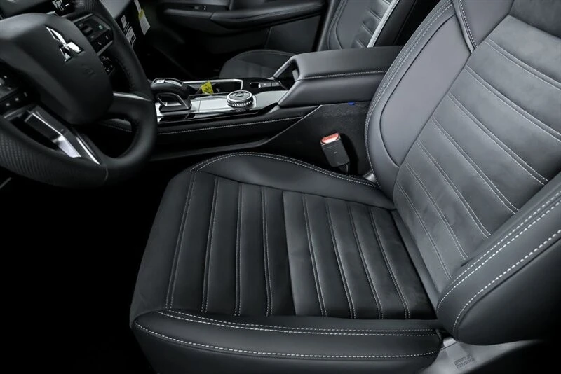 2025 Mitsubishi Outlander - Image 13 of 26
