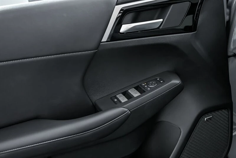 2025 Mitsubishi Outlander - Image 11 of 26