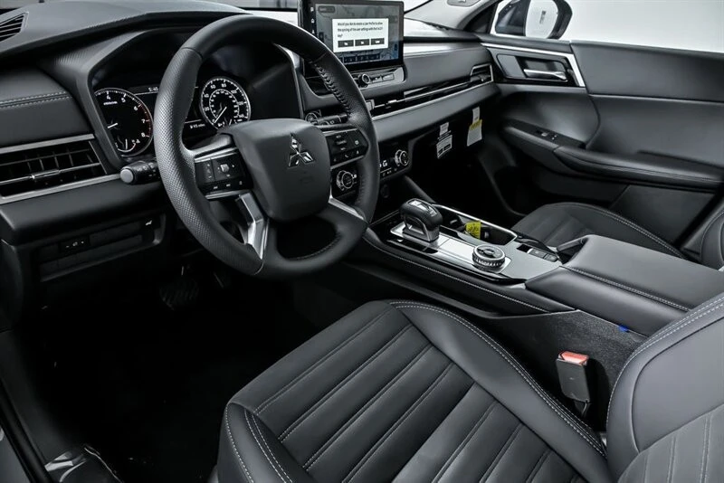 2025 Mitsubishi Outlander - Image 12 of 26