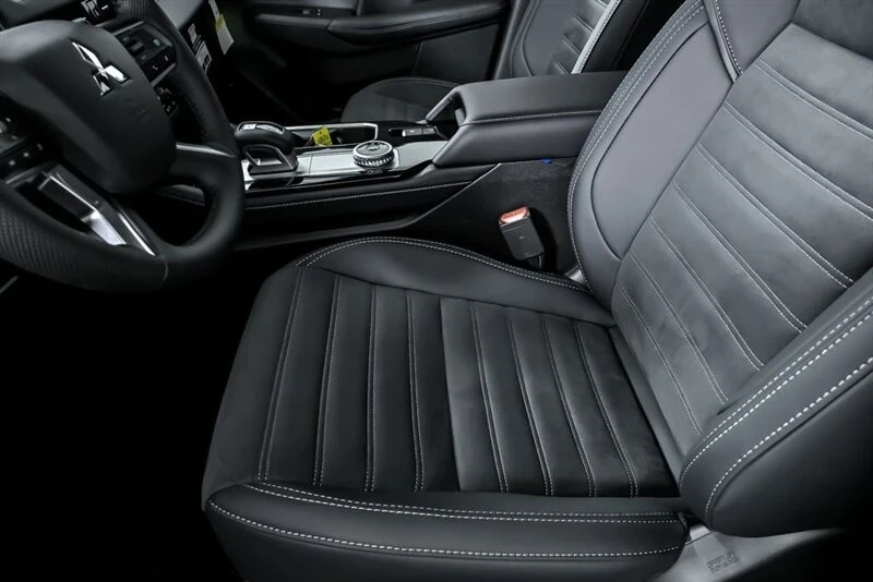 2025 Mitsubishi Outlander - Image 13 of 21
