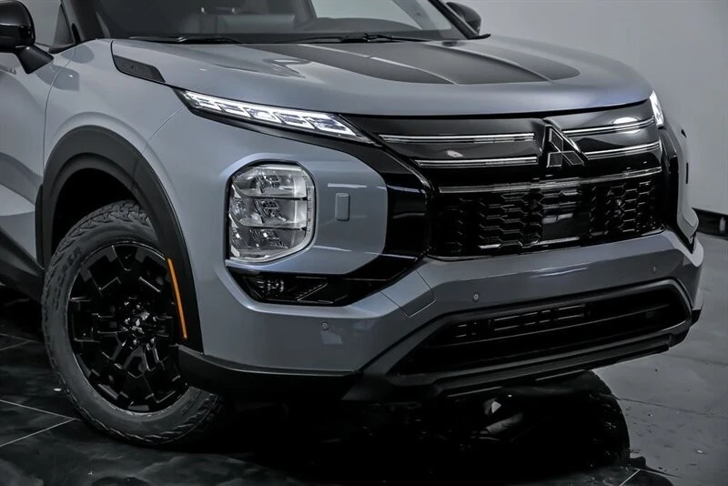 2025 Mitsubishi Outlander - Image 2 of 21