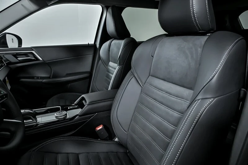 2025 Mitsubishi Outlander - Image 14 of 21