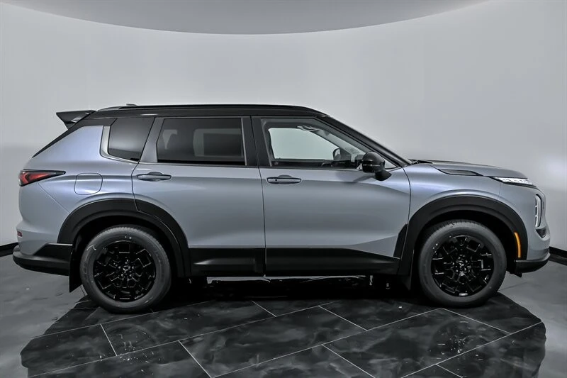 2025 Mitsubishi Outlander - Image 9 of 26