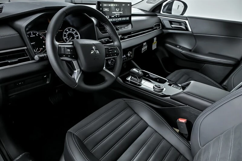 2025 Mitsubishi Outlander - Image 12 of 26