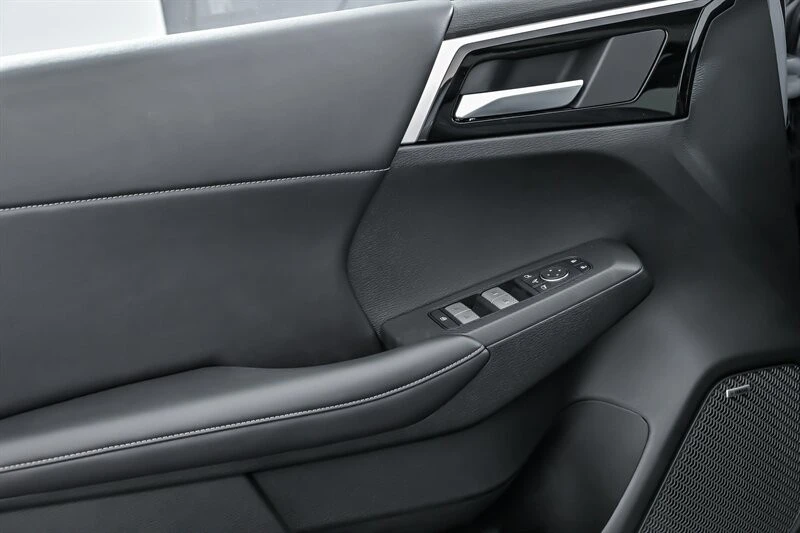 2025 Mitsubishi Outlander - Image 11 of 26