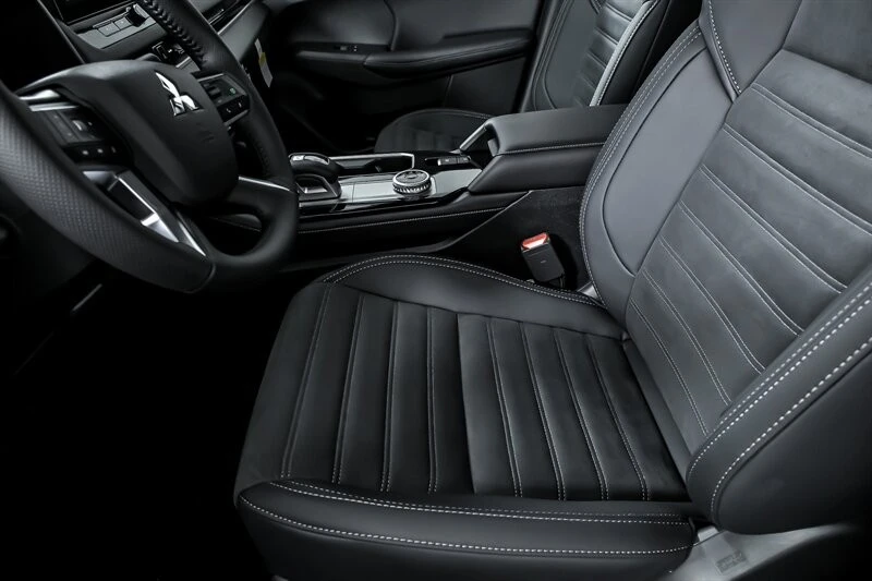 2025 Mitsubishi Outlander - Image 13 of 26