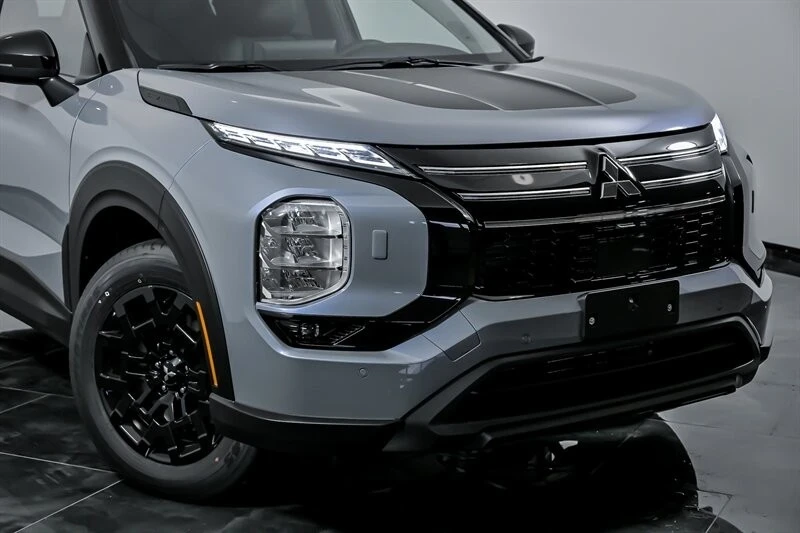 2025 Mitsubishi Outlander - Image 2 of 21