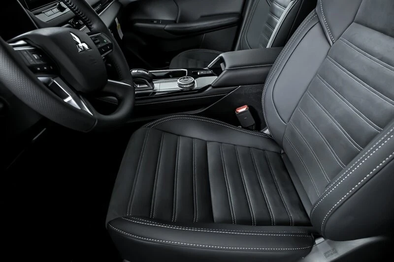 2025 Mitsubishi Outlander - Image 13 of 21