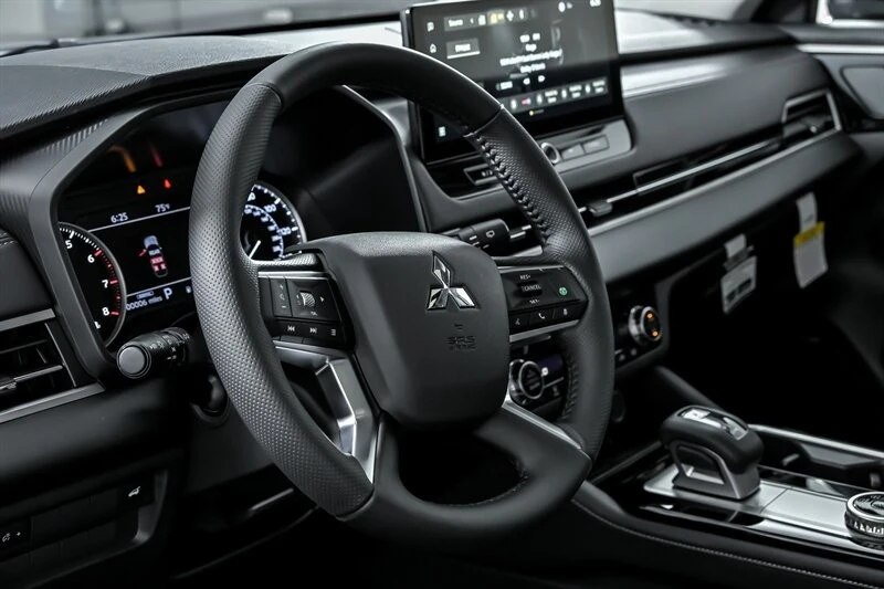 2025 Mitsubishi Outlander - Image 17 of 26