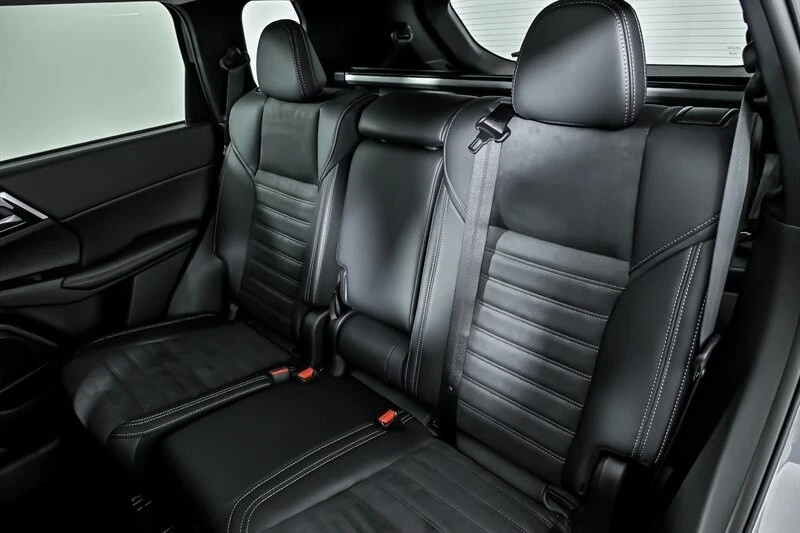 2025 Mitsubishi Outlander - Image 16 of 21