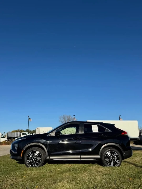 2025 Mitsubishi Eclipse Cross - Image 3 of 17