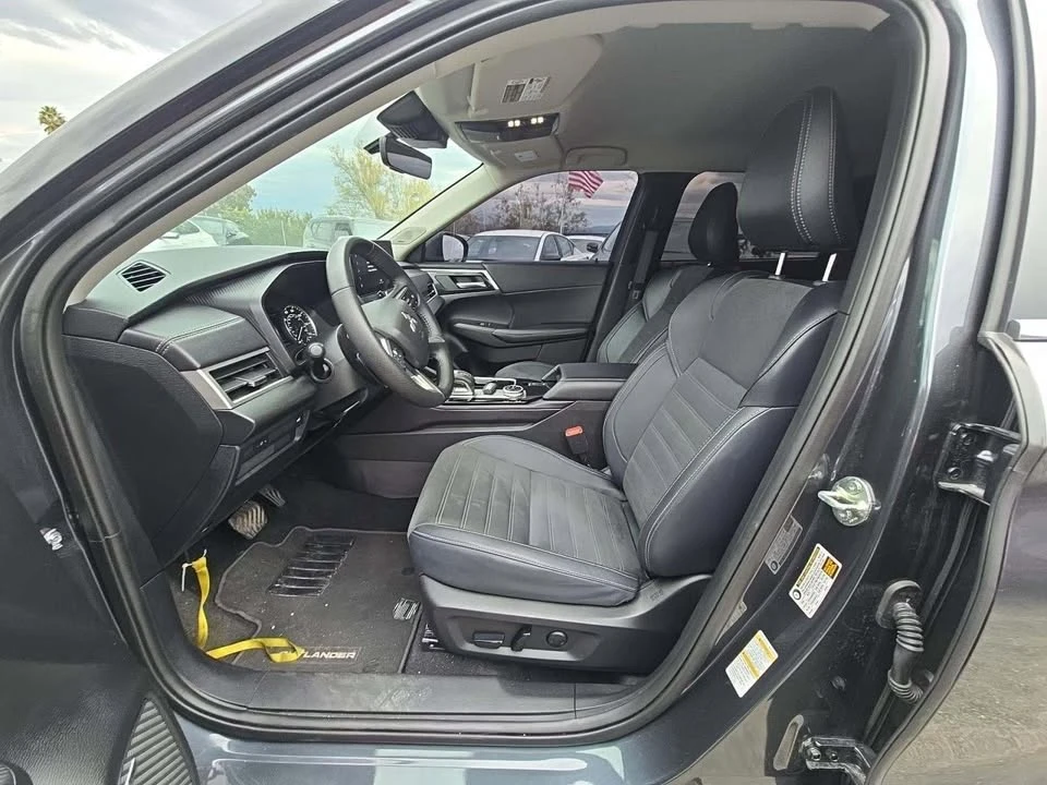 2025 Mitsubishi Outlander - Image 2 of 11