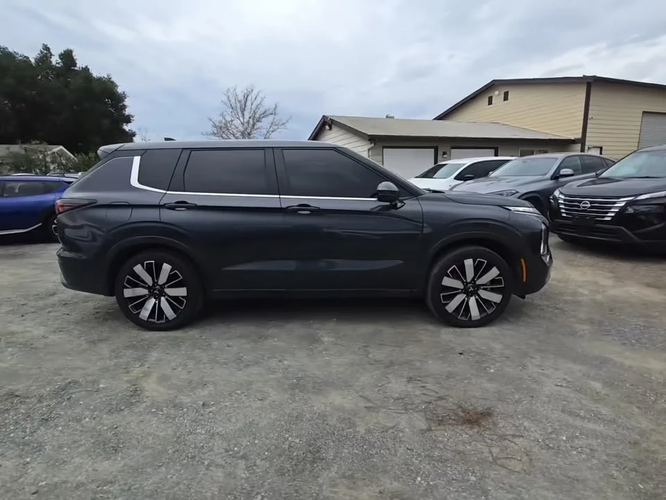 2025 Mitsubishi Outlander - Image 11 of 11