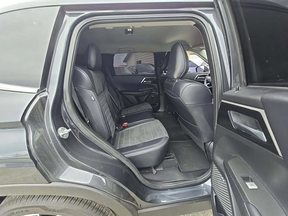 2025 Mitsubishi Outlander - Image 8 of 11