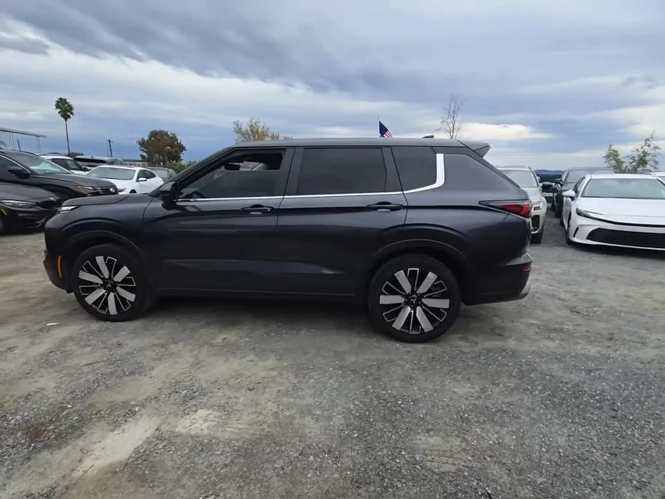 2025 Mitsubishi Outlander - Image 9 of 11