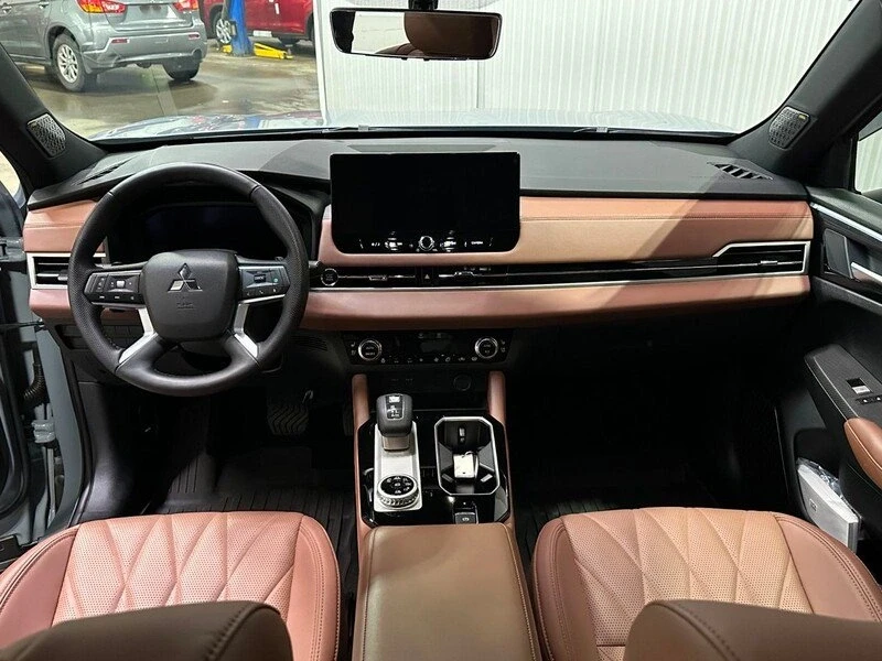 2025 Mitsubishi Outlander - Image 10 of 12