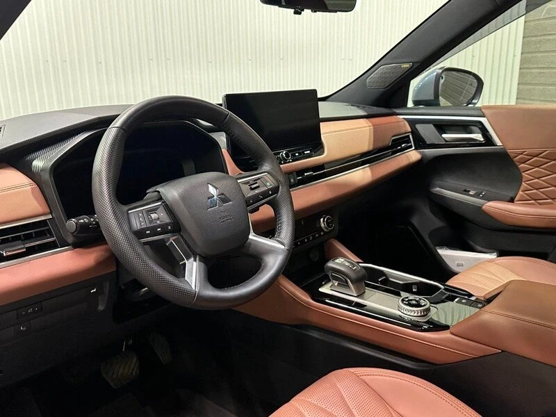 2025 Mitsubishi Outlander - Image 11 of 12