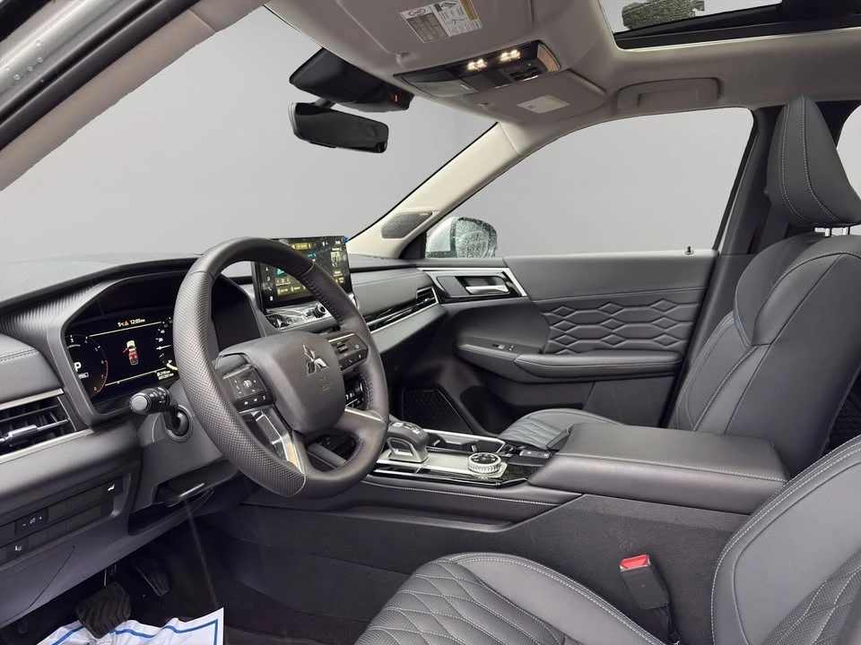 2025 Mitsubishi Outlander - Image 8 of 15