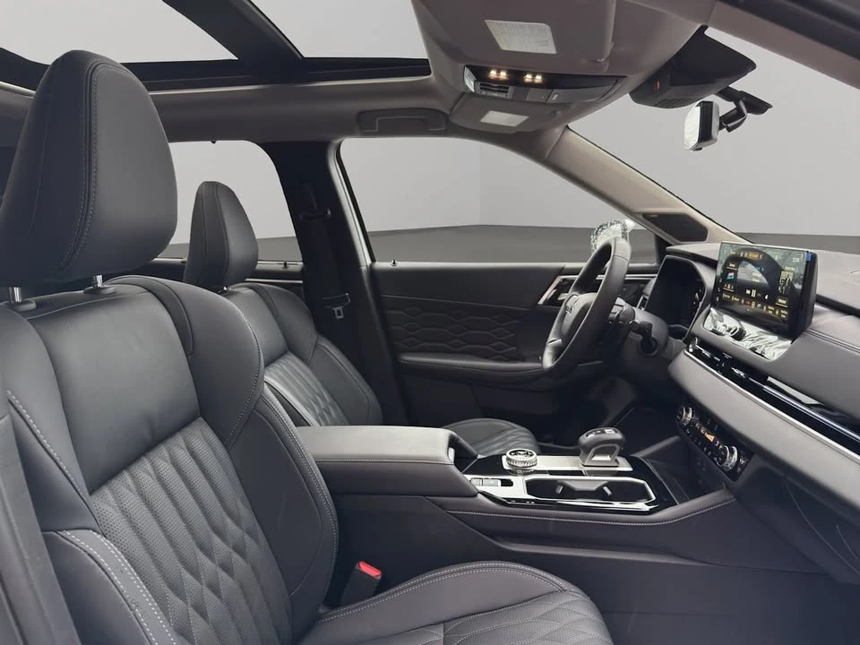 2025 Mitsubishi Outlander - Image 3 of 15