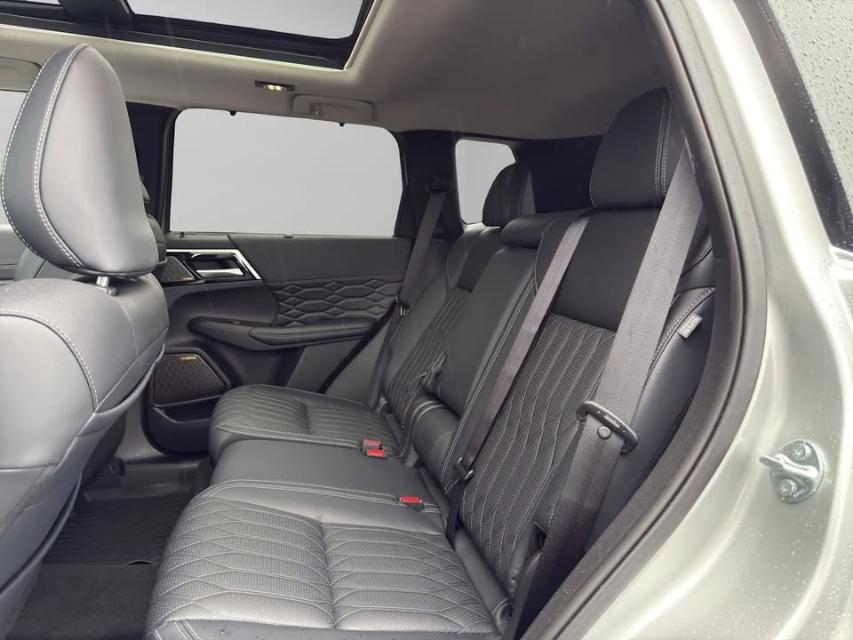 2025 Mitsubishi Outlander - Image 2 of 15