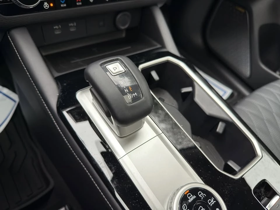 2025 Mitsubishi Outlander - Image 4 of 15