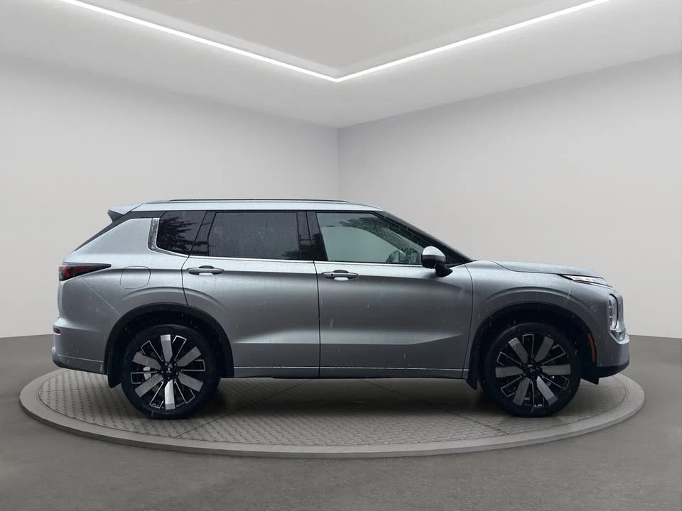 2025 Mitsubishi Outlander - Image 14 of 15