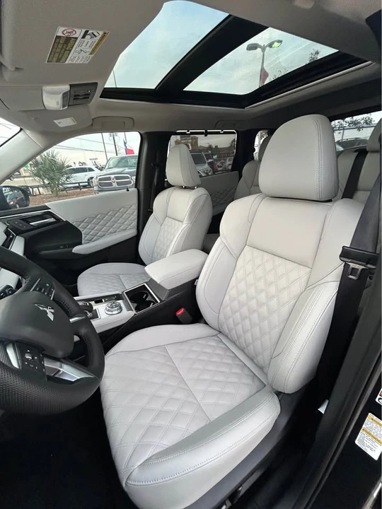 2025 Mitsubishi Outlander - Image 10 of 15